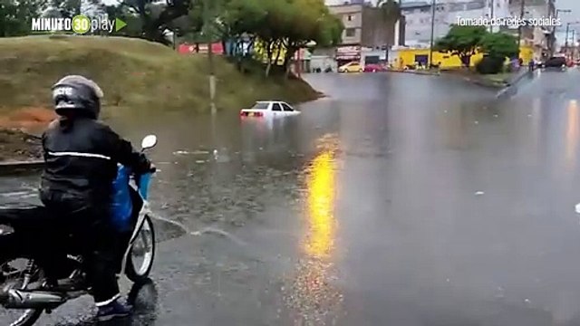 Personas atrapadas en una buseta por inundaciones en Cali
