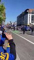 #VIDEO:Robert Woods atrapa la cerveza durante el desfile de la victoria de los Rams