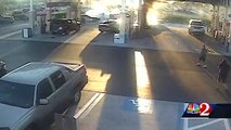 Unas imágenes captan una bola de fuego en una gasolinera del Condado de Orange