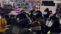 #OMG: La policía antidisturbios detiene a manifestantes contra la guerra en San Petersburgo, Rusia