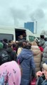 Miles de personas están abandonando Kiev en autobús, coche o cualquier medio que puedan, después de que Rusia lanzara su i