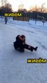 Una chica resbala en una carretera helada, ¡pero hace que su aterrizaje sea genial!