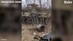 Soldados ucranianos encuentran un campo lleno de tanques rusos abandonados después de que los invasores 