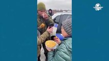 Soldado ruso se rinde y llora cuando ciudadanos ucranianos le dan té