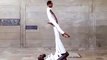 #OMG: Niño realiza volteretas mientras es sostenido por su pareja