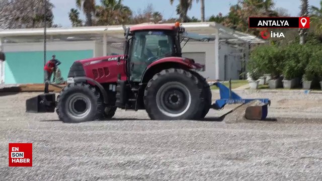 Antalya’da yaz erken başladı, dünyaca ünlü sahil tarla gibi sürüldü