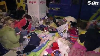 Video herunterladen: Interior de la estación de metro de Kharkiv, en Ucrania, donde cientos de personas se refugian de los bombardeos rusos