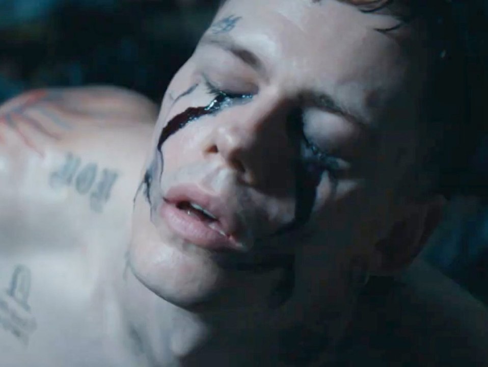 "the crow"-reboot: bill skarsgård im irren trailer