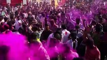 الهنود والنيباليون يحتفلون بمهرجان الألوان لمناسبة عيد 