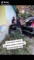 #VIRAL: Jóvenes chocan auto contra casa; resultan ser albañiles y reparan el daño