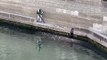 JO 2024 : les images d'un agent d'entretien jetant des ordures dans la Seine refont surface