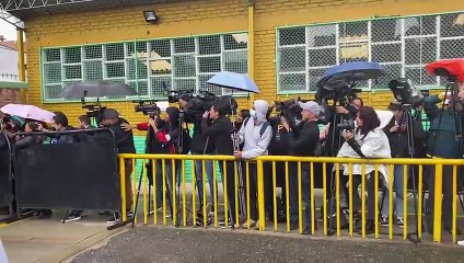 Gustavo Petro voto en medio de personas que cantaban en coro mostrandole su apoyo