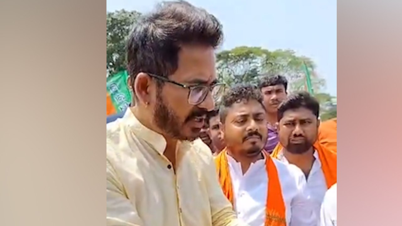  'বালি ও চাকরি চুরি করে টাকা তোলেন দেব'! অভিযোগ ঘাটালের বিজেপি প্রার্থী হিরণ চট্টোপাধ্যায়ের