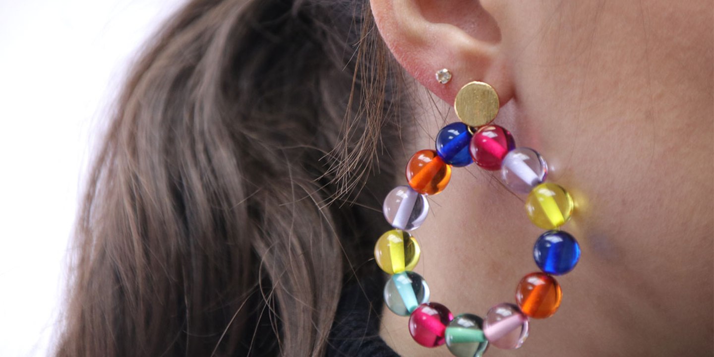 DIY boucles d’oreilles avec des perles colorées