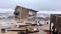 La nueva casa de un hombre con el corazón roto es arrastrada por el mar