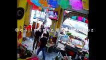 #VIDEO: Taquero salva a joven de morir ahogado mientras comía tacos en la CDMX