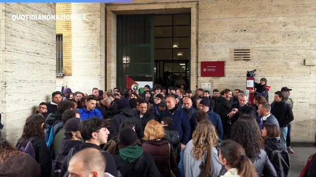 Sapienza, tensione tra studenti e polizia davanti al rettorato