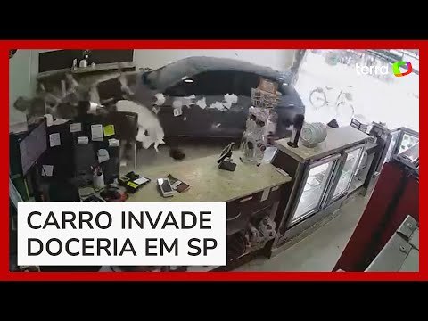 Carro invade doceria e quase atropela criança em SP