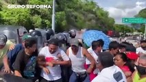 Bloquean alumnos caseta de La Venta en Acapulco