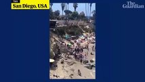 Los bañistas huyen mientras los leones marinos se persiguen en la playa de California