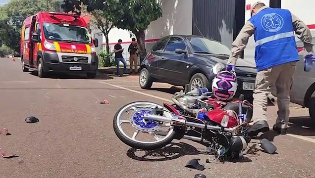 Motociclista é socorrido pelo Siate após colisão traseira na Rua Paraná