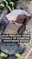 Hombre sacado de los escombros de un edificio de apartamentos en Ucrania