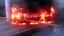 Imagenes de camiones quemados en narcobloqueos de Jalisco y Guanajuato