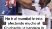 Chicharito Hernández, protagonista de un escándalo en México: se negó a firmar una bandera y la tiró al piso