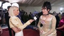 Billie Eilish habla de salir con Emma en la Gala del Met | Met Gala 2022