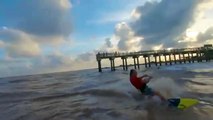 Un hombre observa a los surfistas con cometa en una playa de Texas