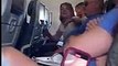 #VIRAL: Una pareja en un avión escupe insultos racistas y homófobos cuando le piden que baje