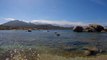 Sérénité et relaxation à la Punta di Spanu en Corse : mer, rochers et montagnes sous les nuages