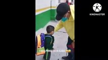 Niño se va de espaldas por el peso de su mochila durante primer día de clases
