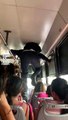 #VIRAL - Estudiante camina sobre pasajeros de un autobús para bajar y llegar a clases a tiempo | VIDEO