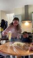 #VIDEO: Una familia sirve pasta en una mesa cubierta de film transparente como parte de la 