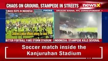Disturbios masivos en un partido de fútbol en Indonesia | Los hinchas enfadados invaden el campo, los policías disparan gases lacrimógenos