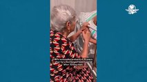 Al son de “Cómo es grande mi amor por ti”, abuelita da serenata de amor a su esposo hospitaliza