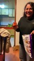 Video: Joven encuentra una papa entera en su bolsa de frituras