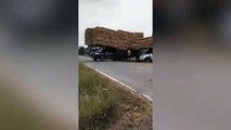 Una camioneta transporta grandes cantidades de paja