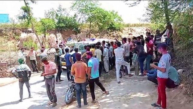 होली का त्यौहार मना रहे युवकों से मारपीट, जमकर चले लाठी-डंडे, देखे वीडियो