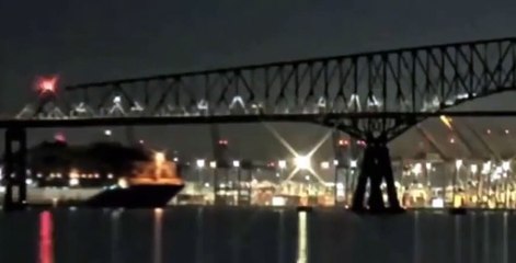 TRAGEDIA EN EE.UU - un Buque carguero derribo un puente