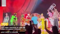 Katy Perry lucha por abrir su ojo derecho durante un concierto