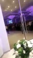 El novio tropieza en la puerta durante la entrada al salón de bodas