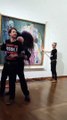 Activistas lanzan líquido negro sobre la pintura 'Muerte y vida' de Gustav Klimt.