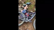 Mujer se cae en una posición hilarante mientras monta en bicicleta