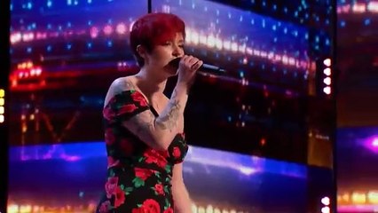 Скачать видео: AGT 2022 - Aubrey Burchell sorprende a los jueces con 