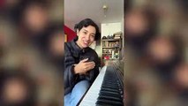 Con un piano, así es como Flor Amargo explica el género no binario