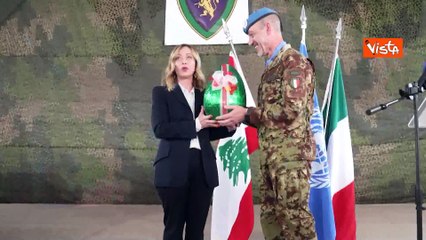 La commozione di Meloni quando regala uovo di Pasqua a contingente italiano in Libano