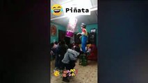 ¡Lo confundió con la piñata! Niña golpea por error a payaso en fiesta infantil