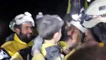 Alegre y con entusiasmo, tierna reacción de un niño tras ser rescatado de los escombros en Siria